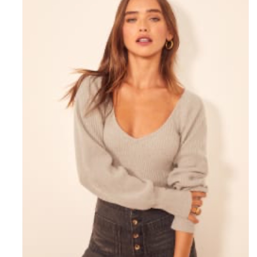 Hart Cashmere Sweater 

Size: M
Color: Oatmeal
Qty: 1